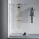 Duschsystem von Ideal Standard in gebürstetem Gold, bestehend aus einer Kopf- und Handbrause, mounted an einer transparenten Duschwand in einem minimalistischen Badezimmer.